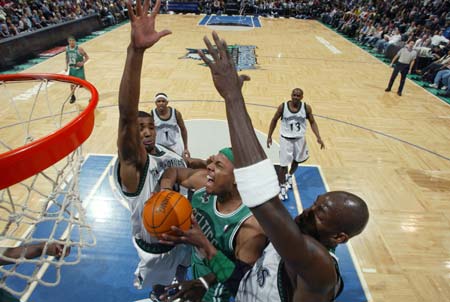 库里狂轰48分留遗憾，最后时刻致命失误葬送逆转希望（库里48分空砍，末秒致命失误断送逆转）