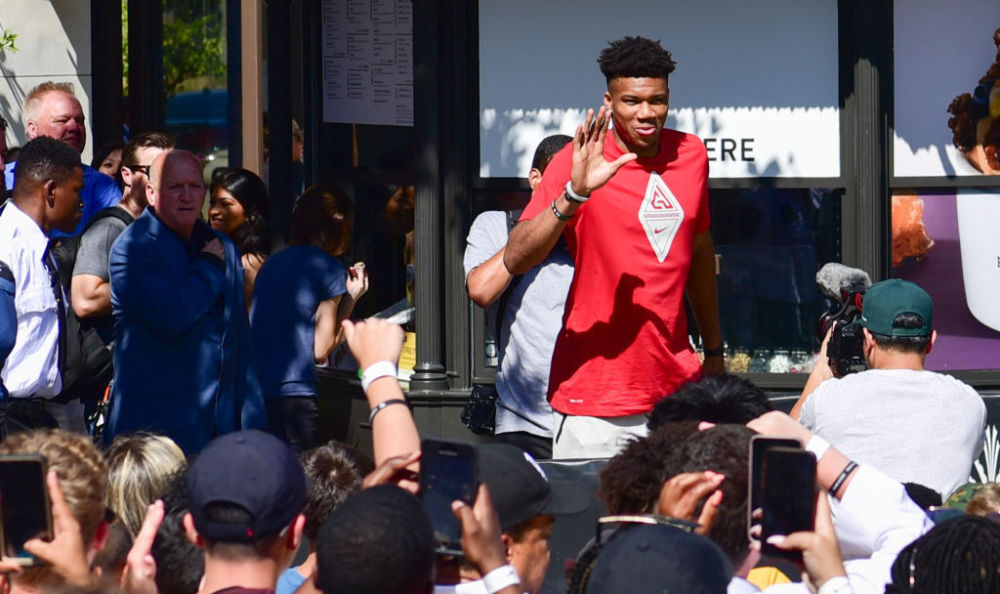 弗里克：亚马尔防守端表现也很积极，费兰是非常聪明的球员（弗里克：亚马尔防守同样积极，费兰踢球非常聪明）