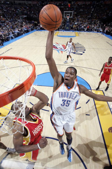 胡尔克完成职业生涯500球里程碑，球迷打出巨型TIFO致敬（胡尔克达成生涯500球壮举，球迷以巨型TIFO致敬）