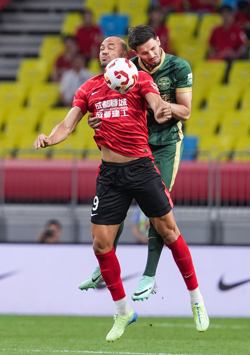 热火vs尼克斯前瞻：常规赛最后一次交锋，双方望避免连败（热火vs尼克斯展望：本季常规赛末次交锋，两队力争止住连败）