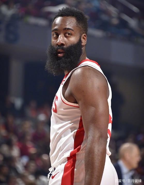 纪念去世的朋友，雅克松的打底衫上写着“安息吧，我的兄弟”（悼念亡友，雅克松穿印有“安息吧，我的兄弟”的打底衫）