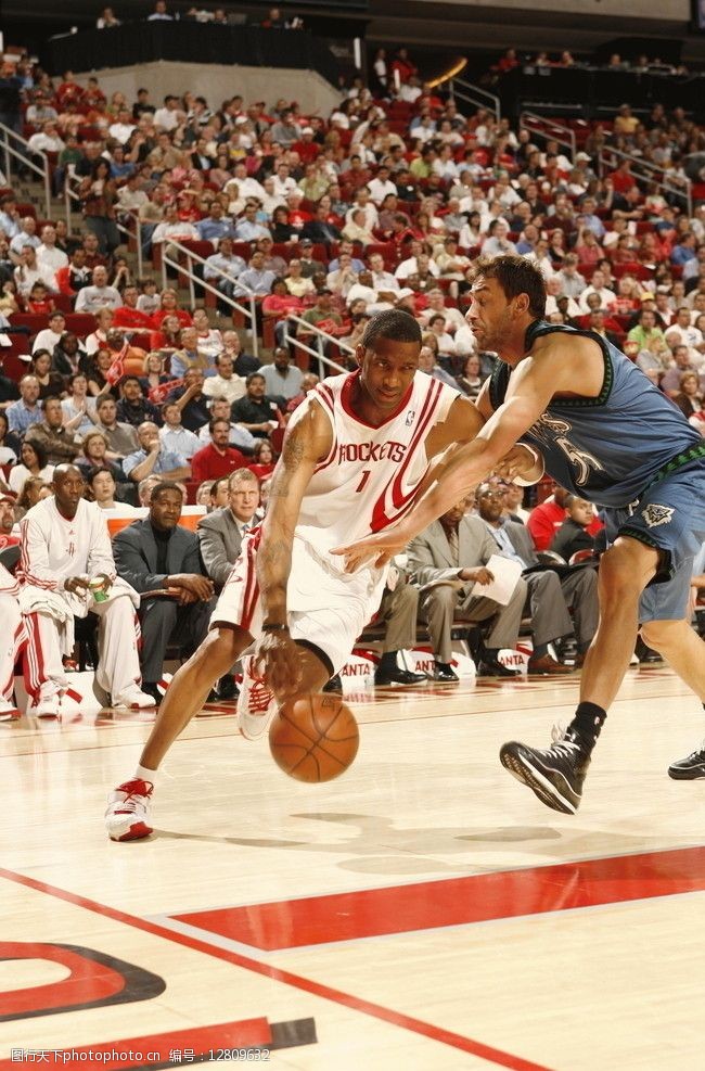 公务还是放松？纳赛尔出现在圣西罗现场观看米兰德比（纳赛尔现身圣西罗观战米兰德比：公务行程还是休闲放松？）