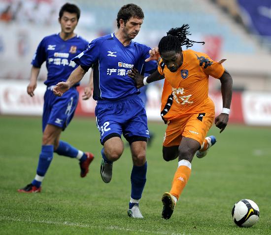 半场战报：梅州0-2英博，杨铭锐破门，毕津浩建功（半场：英博2-0领先梅州，杨铭锐先拔头筹，毕津浩扩大优势）