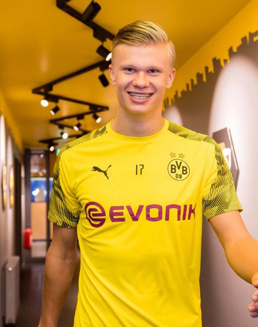 拜仁再度横扫对手，领先德甲积分榜（拜仁再献大胜，稳居德甲榜首）