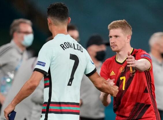 邵佳一谈成为国足主帅：正在家看电脑突然收到700多条信息（邵佳一谈出任国足主帅：在家看电脑时突收七百多条消息）